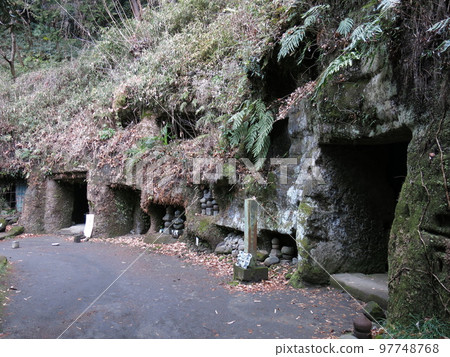 鎌倉市壽福寺的源真友和北條雅子墓 97748768