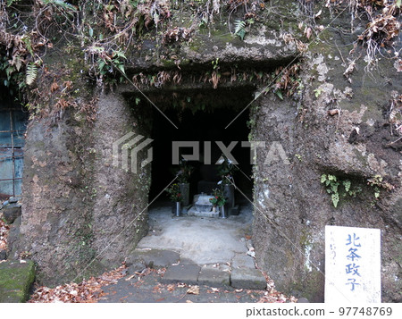 Hojo Masako's grave at Jufukuji Temple in Kamakura 97748769