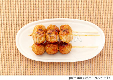 富含蛋白質的烤雞肉串、tsukune 串燒醬 97749413