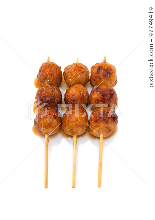 富含蛋白質的烤雞肉串，tsukune 串醬 [白色背景，剪裁] 97749419