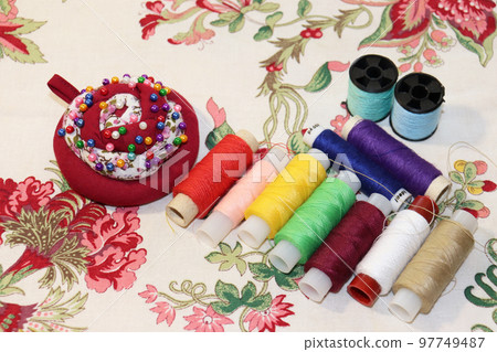 pins and thread for sewing 97749487