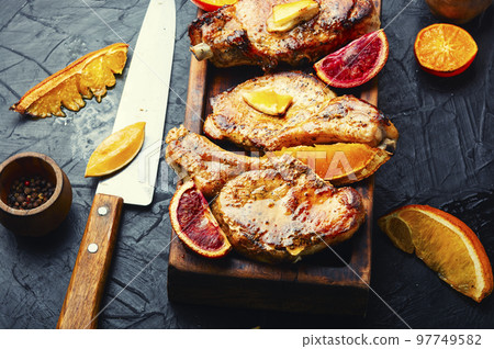 Steak on the bone grilled with citrus fruits. 97749582