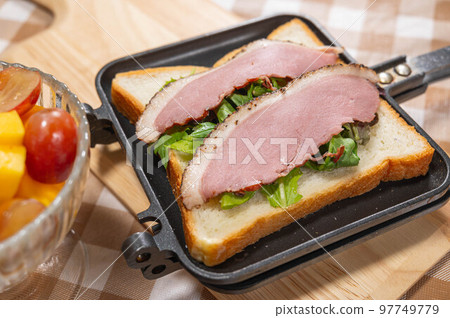 Making hot sandwiches with duck loin 97749779