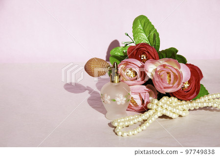 昭和復古香水霧化器、珍珠項鍊和花束 97749838