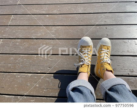 右邊的捲邊褲和黃色的鞋子 97750596