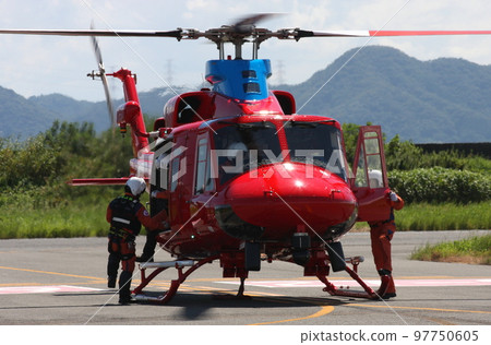 岡山縣防災直升機貝爾 412“吉備”準備起飛 97750605