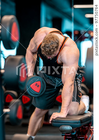 One-arm dumbbell pull-ups in a forward bend with knee support 97750764