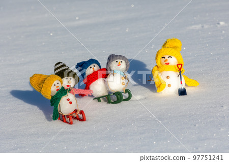 雪人玩雪橇 97751241