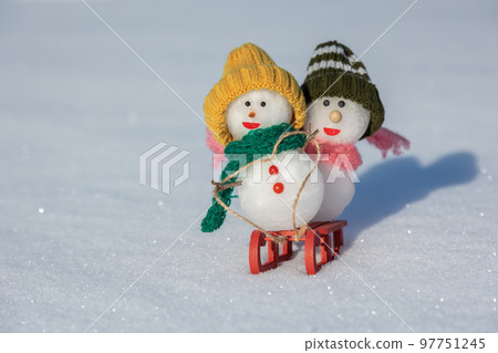 雪人玩雪橇 雪人玩雪橇 97751245