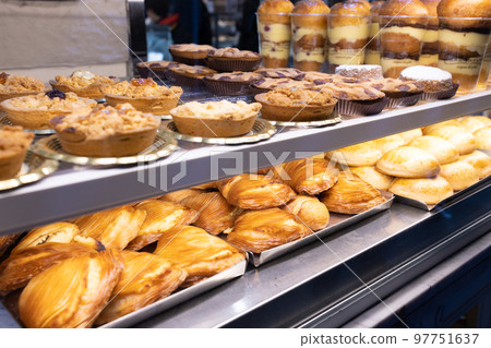 一家意大利糖果店的陳列室 97751637