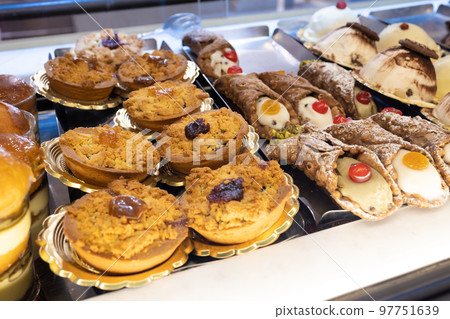 一家意大利糖果店的陳列室 97751639