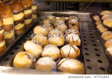 一家意大利糖果店的陳列室 97751643