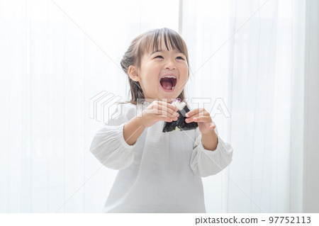 Children who eat rice balls Children who eat rice balls 97752113