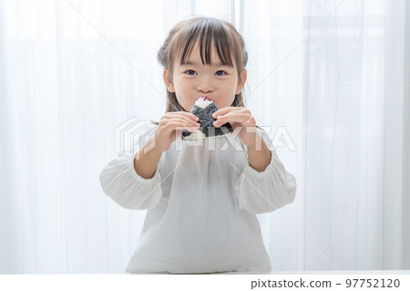 吃飯糰的孩子 97752120