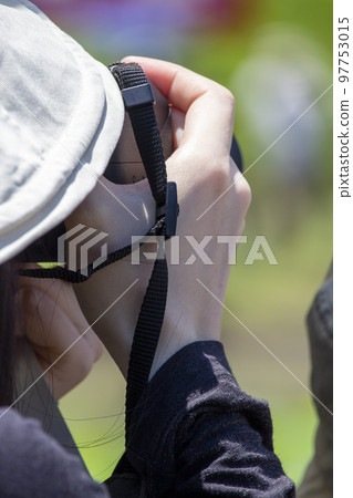 Female photographer 97753015