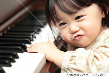 1歲女孩彈立式鋼琴 97753032