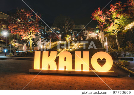 夜間伊香保溫泉石階的燈飾 97753609