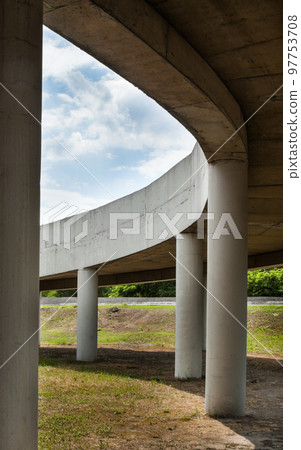 The ramp of the grade-separated road junction. 97753708