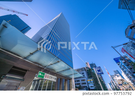 日本大門站 (Hamamatsucho) 的東京城市景觀。六本木新城和麻布台新城的外觀...... 日本大門站 (Hamamatsucho) 的東京城市景觀。六本木新城和麻布台新城的外觀...... 97753792