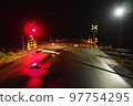 雨後夜間的鐵路道口 97754295
