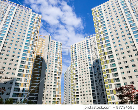 Wool's large-scale high-rise apartment low angle Wool's large-scale high-rise apartment low angle 97754595