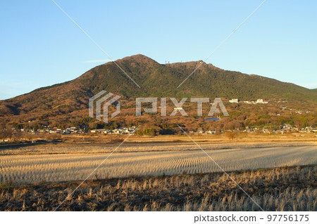 Mount Tsukuba and the countryside in early winter | A view of the famous Kanto mountain floating in the clear sky Mount Tsukuba and the countryside in early winter | A view of the famous Kanto mountain floating in the clear sky 97756175