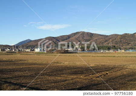 乾燥的冬日大地與寶鏡山｜筑波郊外的靜謐風景 97756180