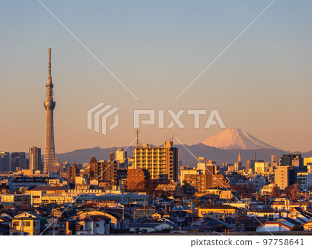 一個陽光明媚的冬日早晨，從市川市裡見公園看到的東京晴空塔和富士山 97758641