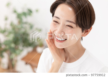 護膚女性 護膚女性 97759912