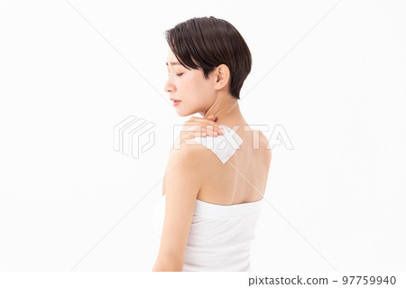 應用膏藥的婦女 97759940