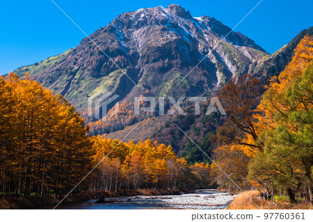 《Nagano Prefecture》 Autumn Kamikochi, the peak of autumn colors 97760361