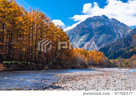 《長野縣》秋天的高地，紅葉的高峰 97760377