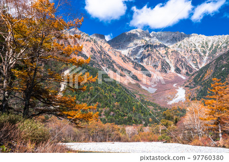 《Nagano Prefecture》 Autumn Kamikochi, the peak of autumn colors 97760380