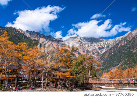《長野縣》秋天的高地，紅葉的高峰 97760390