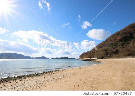 Seto Inland Sea and sandy beach 97760457
