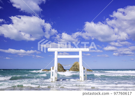 福岡縣I島市富提高浦的白色鳥居門和Me岩 97760617