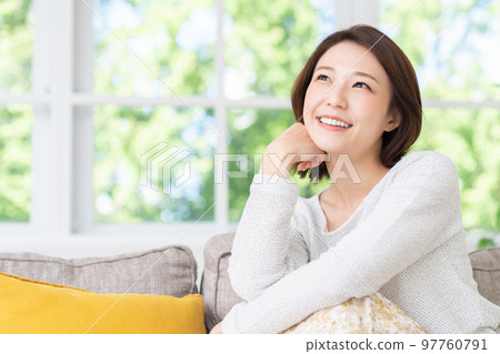 一個年輕的女人在房間裡放鬆 97760791