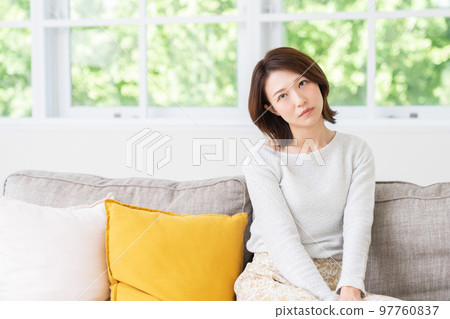 年輕的女人 年輕的女人 97760837