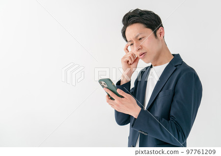 Smartphone thinking man 97761209