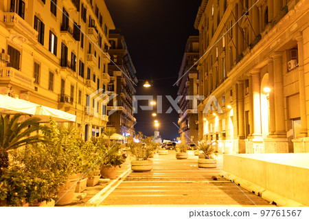意大利那不勒斯街道的夜景 97761567
