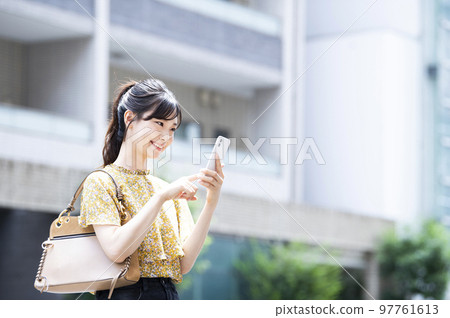 智能手機年輕女性搜索研究微笑 97761613