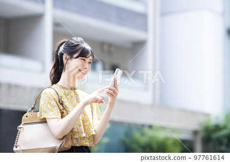 智能手機年輕女性搜索研究微笑 智能手機年輕女性搜索研究微笑 97761614