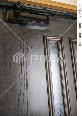 閉門器漏油 97761928