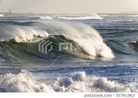 The beauty of rough seas 97761962
