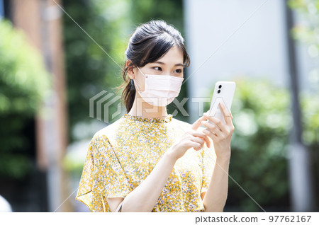智能手機，年輕女性，搜索，檢查，面具，步行 97762167