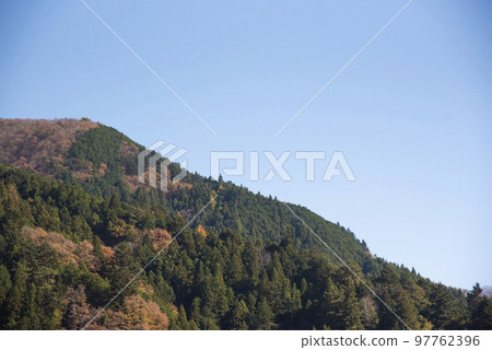森林覆蓋的山和清澈的藍天 97762396