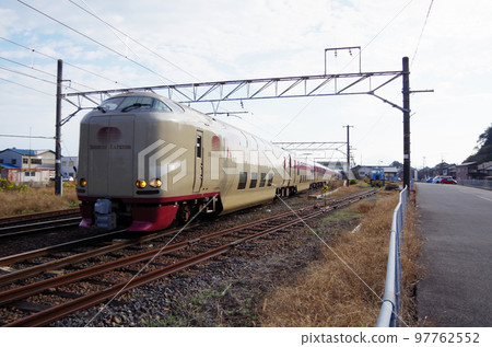 早上經過 JR 荒島站的 Sleeper Express Sunrise Izumo 早上經過 JR 荒島站的 Sleeper Express Sunrise Izumo 97762552