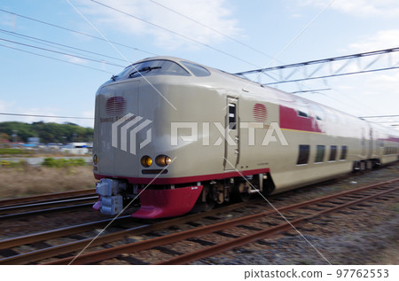 早上經過 JR 荒島站的 Sleeper Express Sunrise Izumo 97762553
