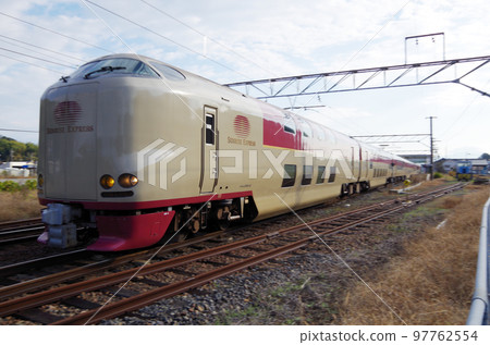 早上經過 JR 荒島站的 Sleeper Express Sunrise Izumo 早上經過 JR 荒島站的 Sleeper Express Sunrise Izumo 97762554