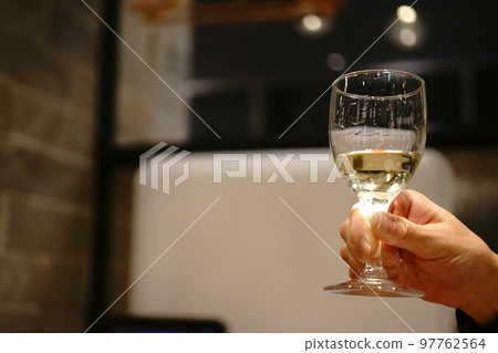 白葡萄酒酒杯 97762564